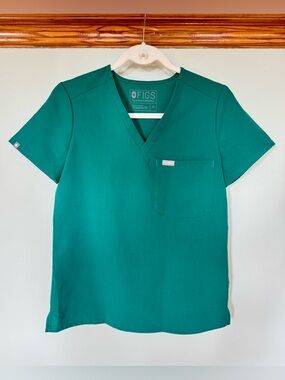Figs Women’s Catarina One-Pocket Short Sleeve Scrub Top in Hunter Green